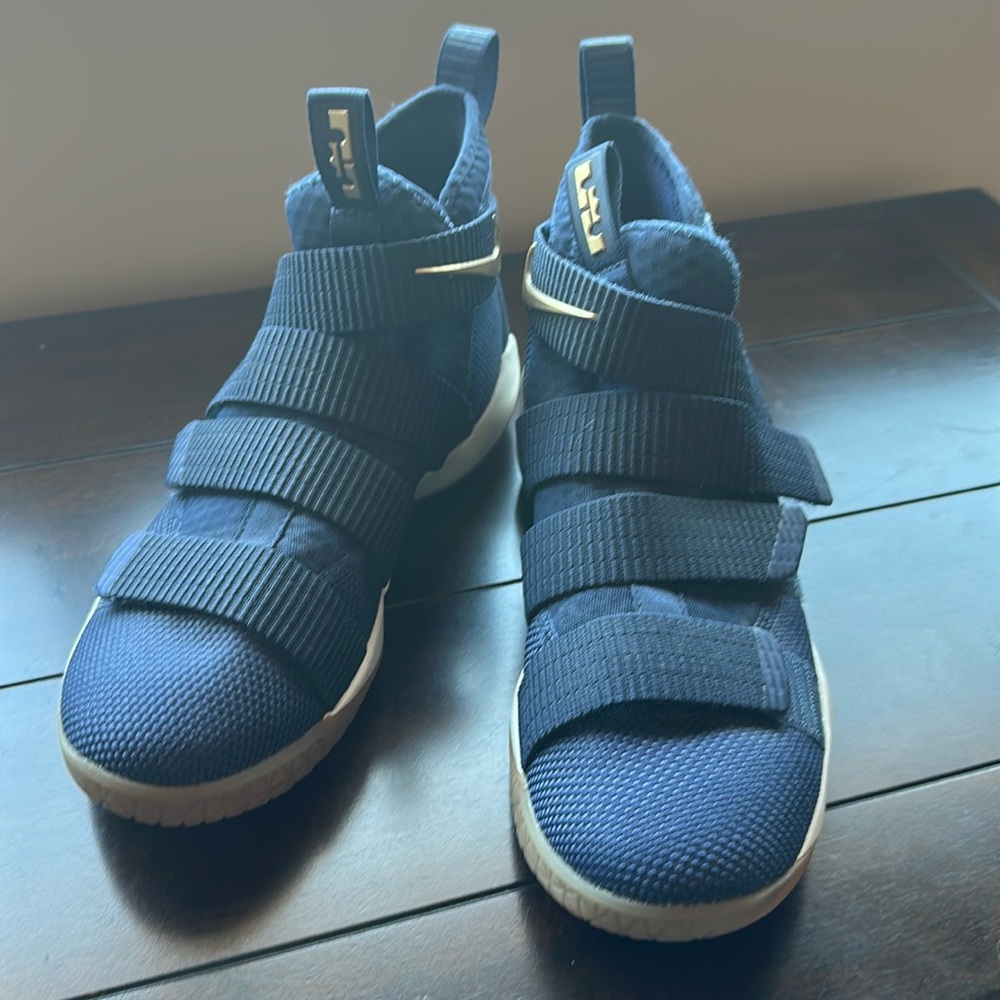 Lebron James new basketball shoes, 8 women